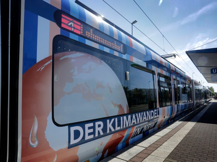 Eine Straßenbahn mit der Aufschrift "Der Klimawandel" | WestLotto Lotto-Prinzip