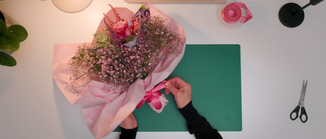 WestLotto-Rubbellos-Blumenstrauß wird mit Satinband befestigt