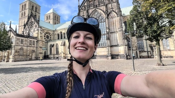 Selfie einer Radfahrerin vor dem Dom in Münster | WestLotto-Radtour des Monats