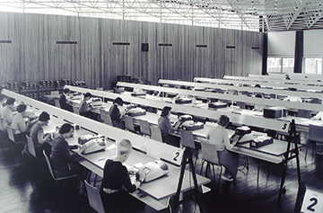 Saal mit Auswerter_innen