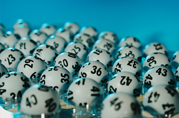 Lottokugeln aufgereiht