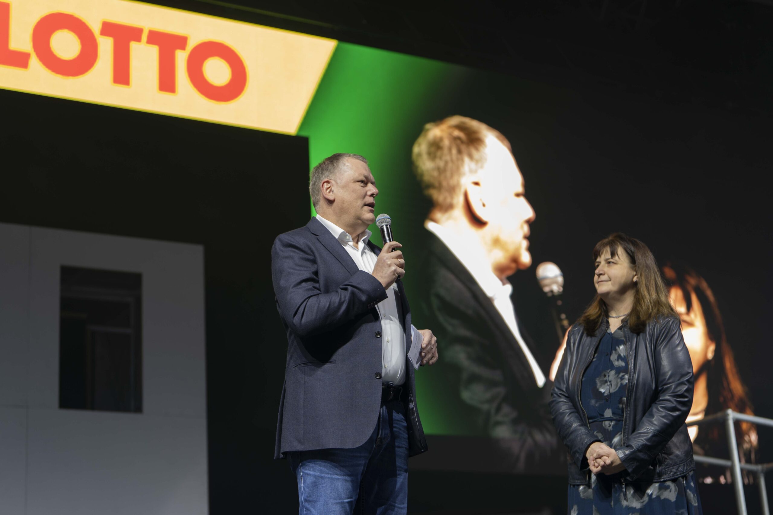 Foto von Herrn Kötter, dem Geschäftsführer von WestLotto auf der Bühne.