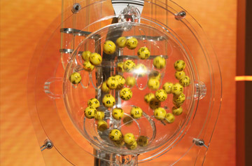 Eurojackpot-Kugeln in Ziehungstrommel