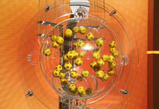 Eurojackpot-Kugeln in Ziehungstrommel