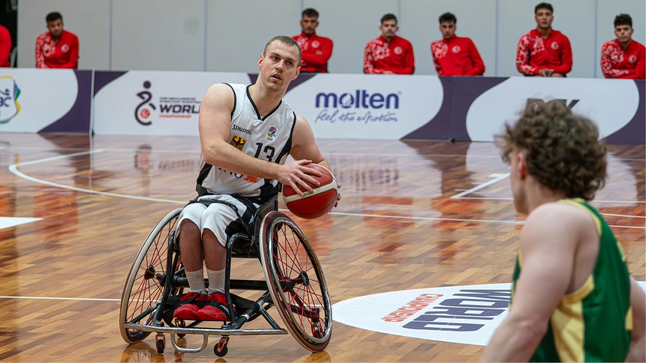 Der Rollstuhlbasketballer und Nationalspieler Alexander Keiser in Aktion