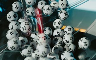 Lottokugeln in Lotto-Ziehungstrommel