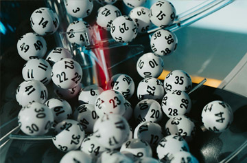 Lottokugeln in Lotto-Ziehungstrommel