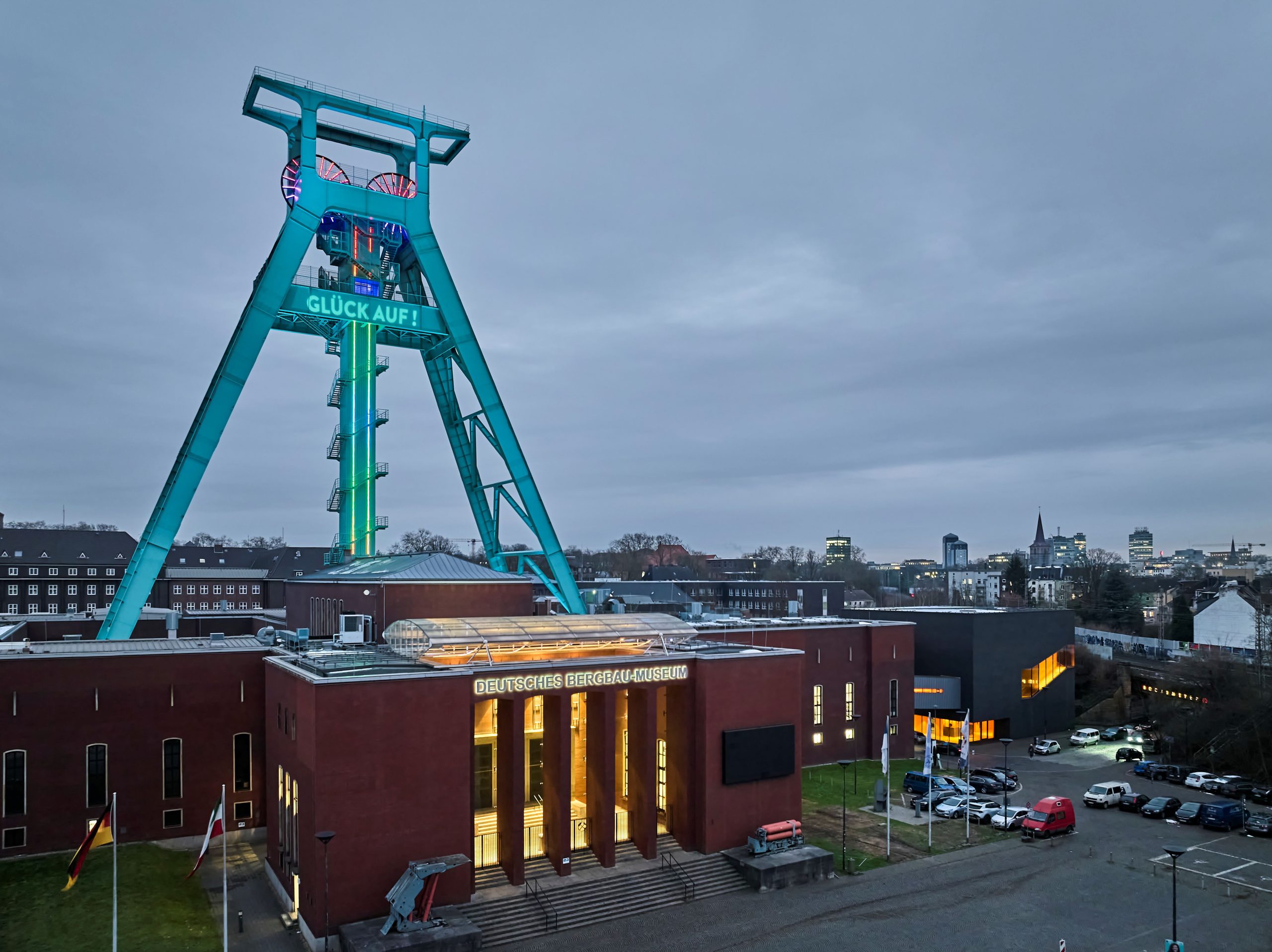 Bergbaumuseum_Außenansicht DBM Dämmerung_(c)Hauke Dressler