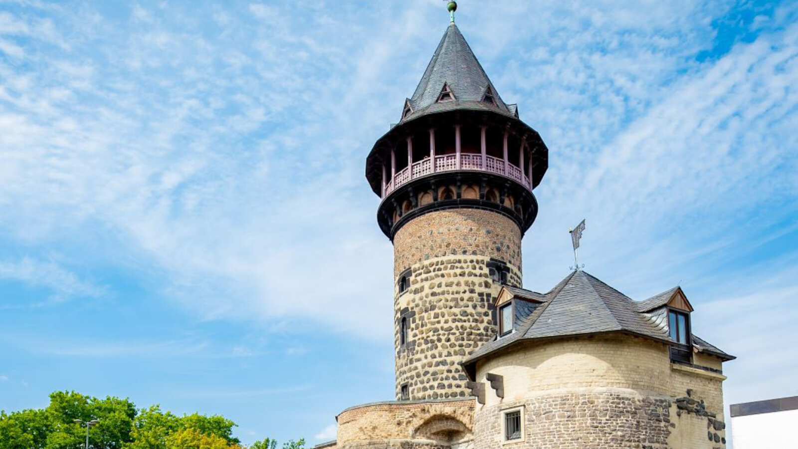 Außenansicht der Ulrepforte. Zu sehen sind Histroische Bauwerke