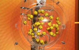 Eurojackpot-Kugeln in Ziehungstrommel