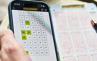 Smartphone, auf dem Eurojackpot-Zahlen angewählt sind.