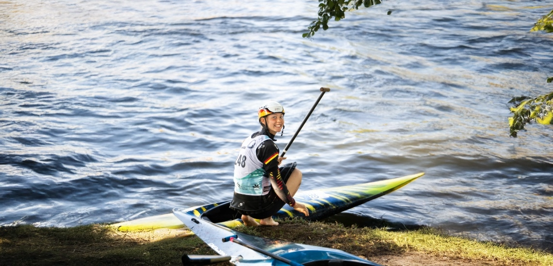 Kanutin Nova Müller beim Einstieg in den See.