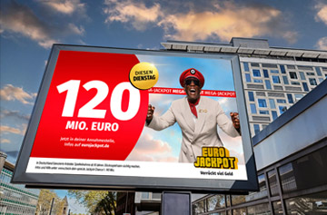 Werbetafel in einer Stadt, auf der Euro Jack und 120 Millionen Euro abgebildet sind