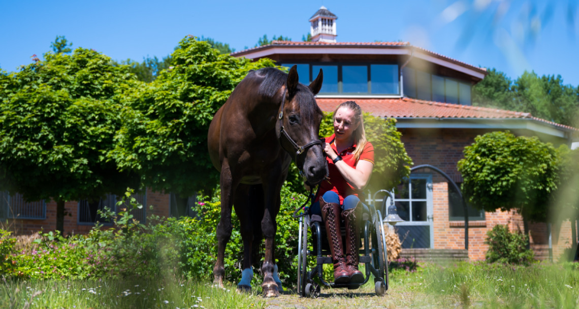 Stipendiaton Gianna Regenbrecht mit ihrem Pferd