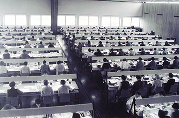 Auswerter_innen bei der Arbeit