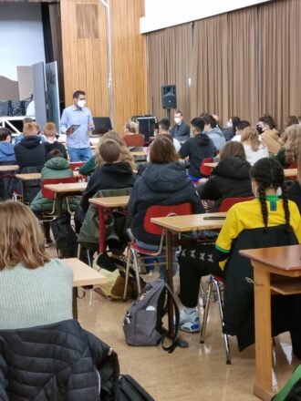 20211027_081432 Schüler werden in einem SMART CAMP unterrichtet.