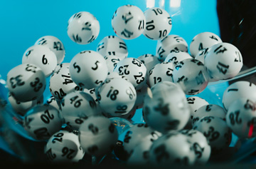 Lottokugeln in Ziehungstrommel