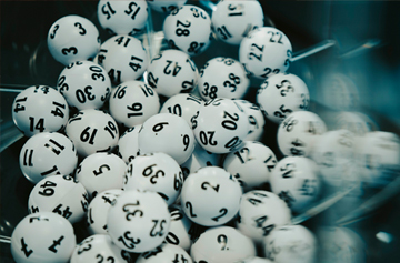 Lottokugeln in Ziehungstrommel