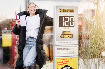 Hüpfende Frau mit Eurojackpot-Spielschein in der Hand - daneben steht eine Anzeige mit der Aufschrift Eurojackpot 120 Millionen