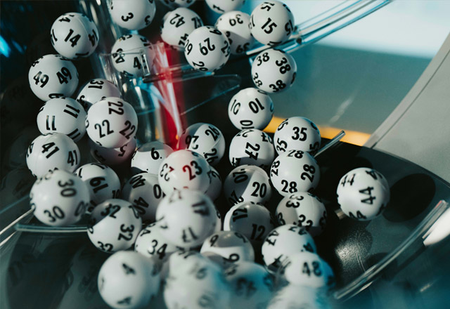 250908 LOTTO 6aus49 – Millionär im Kreis Warendorf_ (c) Anton Minayev_640 Lottokugeln in Lotto-Ziehungstrommel