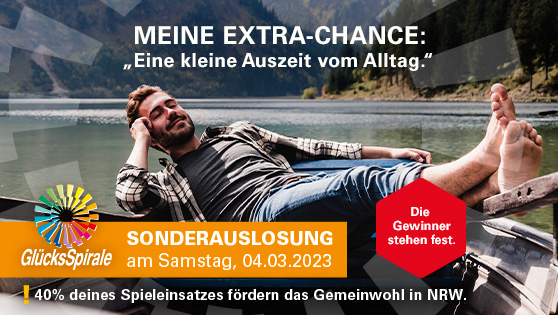 Mann entspannt sich bei einer Bootsfahrt auf einem Bergsee, Text Meine Extra-Chance