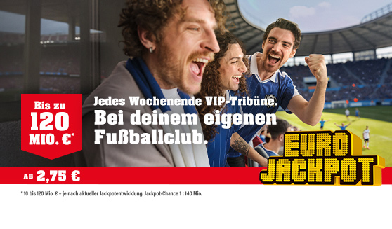Drei Freunde stehen auf der VIP-Tribüne im Fußballstadion und jubeln. Jedes Wochenende VIP-Tribüne bei deinem eigenen Fußballclub. Bis zu 120 Millionen € ab 2,75 €: Eurojackpot.