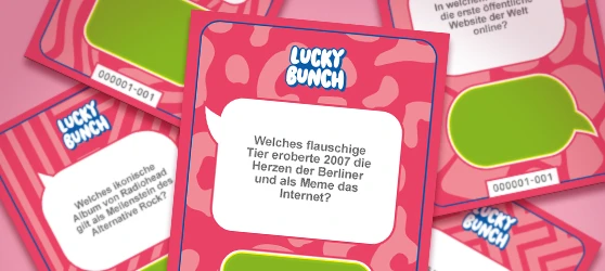 Mehrere Lucky Bunch Quizfragen-Karten liegen uebereinander, eine davon ist groesser im Fokus dargestellt Mehrere Lucky Bunch Quizfragen-Karten liegen uebereinander, eine davon ist groesser im Fokus dargestellt