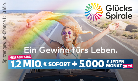 Pärchen steht unter freiem Himmel und lacht in die Kamera. Neue Gewinnsumme angegeben | GlücksSpirale WestLotto