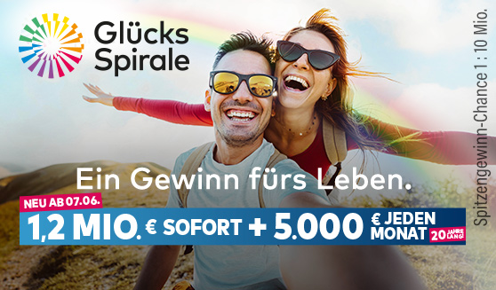 Pärchen steht unter freiem Himmel und lacht in die Kamera. Neue Gewinnsumme angegeben | GlücksSpirale WestLotto