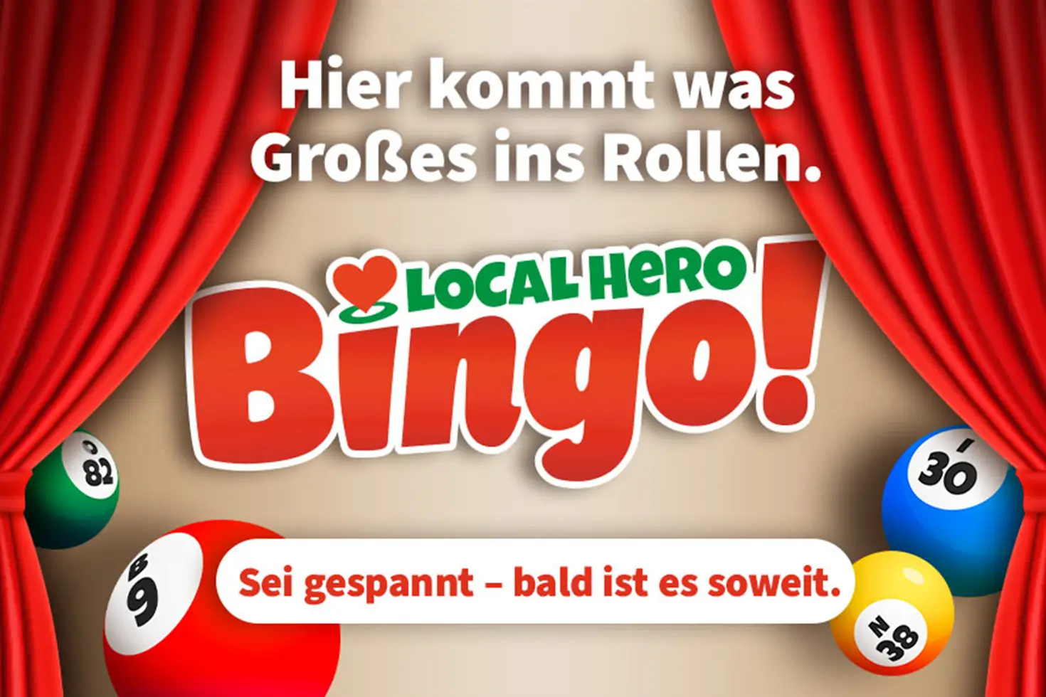 Werbegrafik mit roten Theatervorhängen und mehreren Bingo-Kugeln. In der Mitte steht: „Hier kommt was Großes ins Rollen. Local Hero Bingo!“. Darunter: „Sei gespannt – bald ist es soweit.“.
