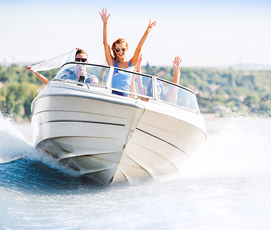 Schnelles Motorboot auf dem Wasser mit Personen an Bord.