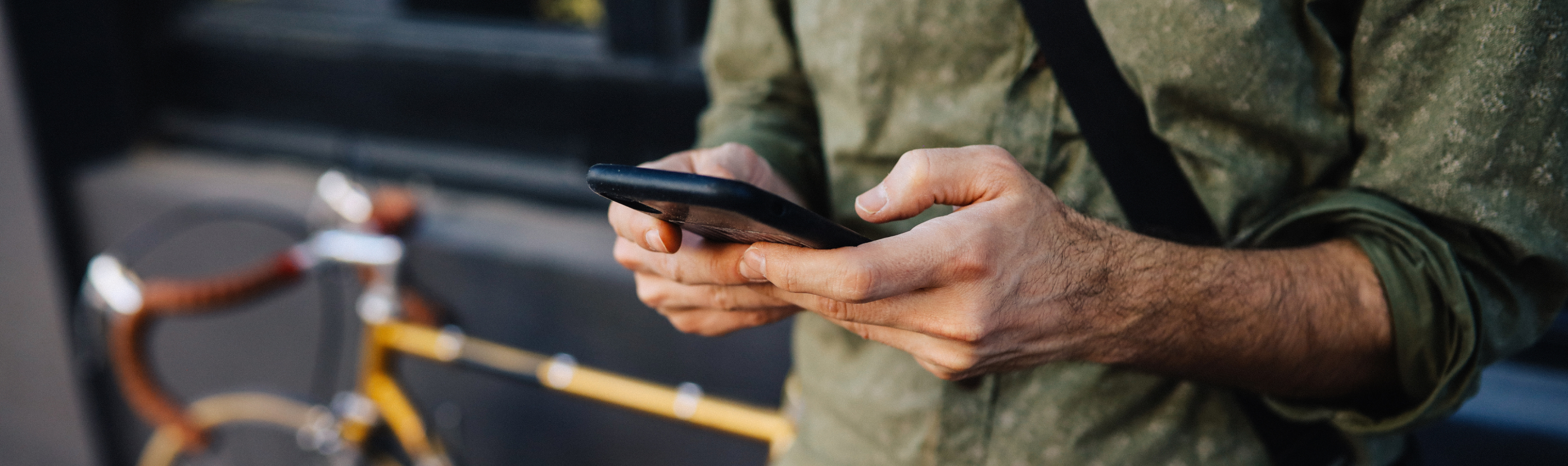 Mann schaut auf sein Smartphone.