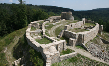 Fotohinweis: Die Gebäudestruktur der Hauptburg tritt heute wieder deutlich hervor. Foto: Th. Pogarell