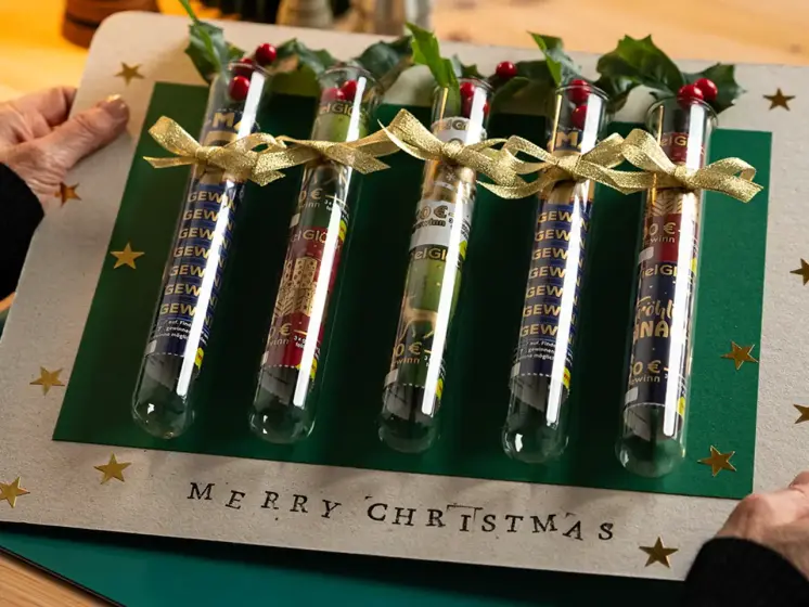 Rubbellos DIY Thema Weihnachten, Lose festlich verpackt in Reagenzröhrchen