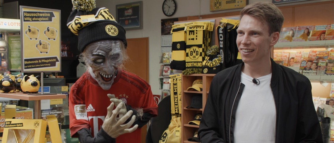 Mann neben einer Halloween-Figur in einer WestLotto-Annahmestelle in Dortmund | Auf ein Los