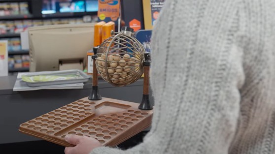 Kleine Lottokugeln in einer Miniatur-Ziehungstrommel in WestLotto Annahmestelle | Auf ein Los