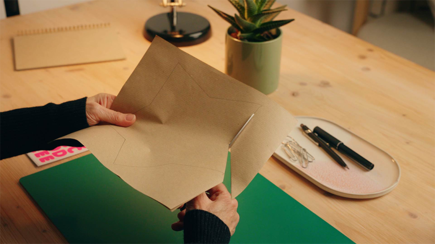 Eine Sternenform wird aus Kraftpapier ausgeschnitten - WestLotto DIY-Idee