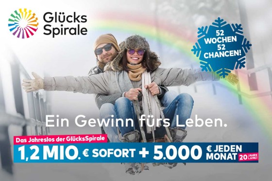 Ein Pärchen rodelt durch eine Winterlandschaft und freut sich - WestLotto GlücksSpirale-Jahreslos