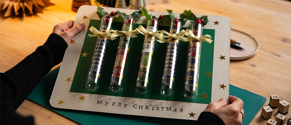 DIY mit in Reagenzgläsern gesteckten Weihnachts-Rubbellosen von WestLotto