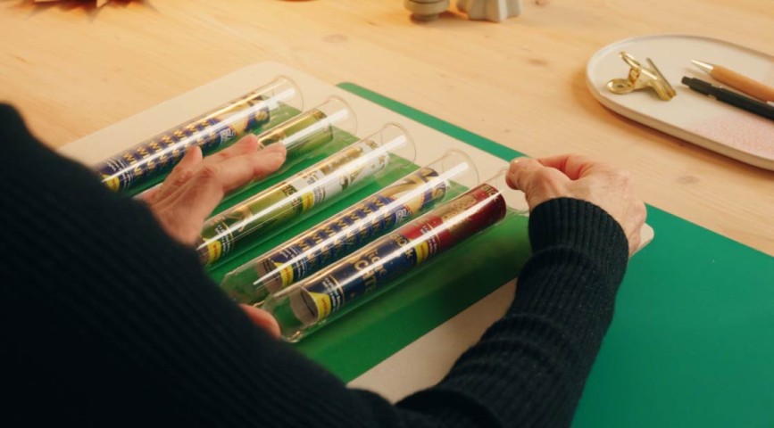 Rubbellos-DIY: WestLotto-Rubbellose werden in Glasröhrchen gesteckt