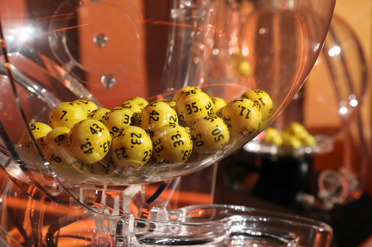 Eurojackpot-Kugeln in Ziehungstrommel