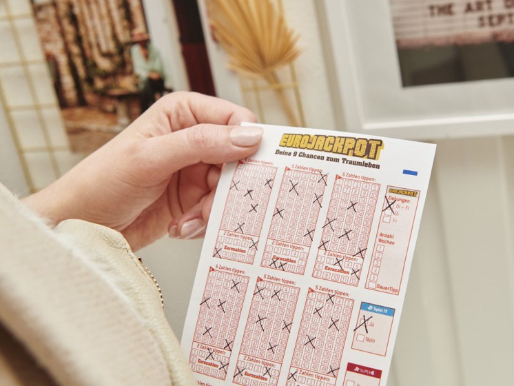 Frauenhand hält Eurojackpot-Spielschein | WestLotto 