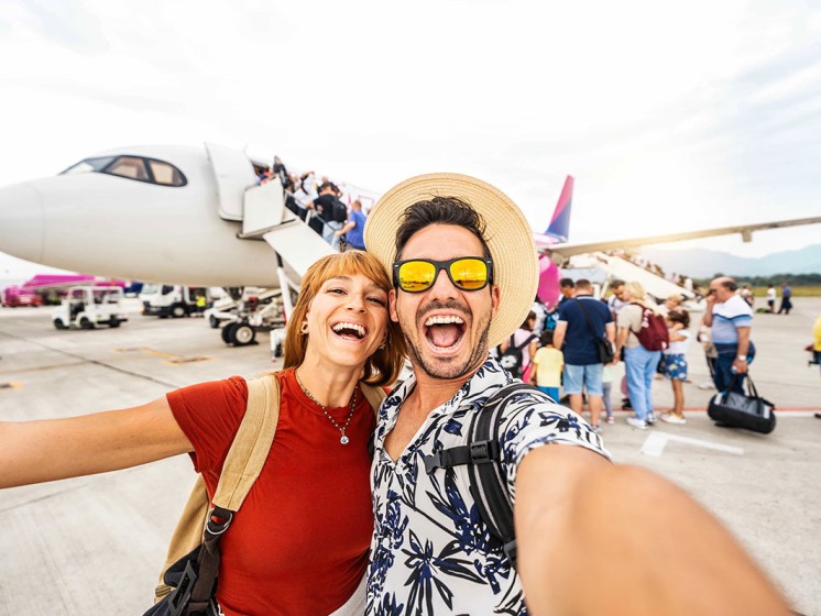 Selfie eines Pärchens auf dem Rollfeld vor dem Einstieg ins Flugzeug | Eurojackpot-Studie
