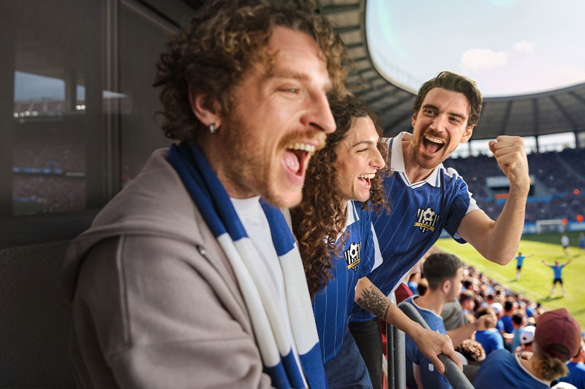 Fußballfans jublen auf einer Tribüne im Stadion | Eurojackpot Fußballfans jublen auf einer Tribüne im Stadion | Eurojackpot