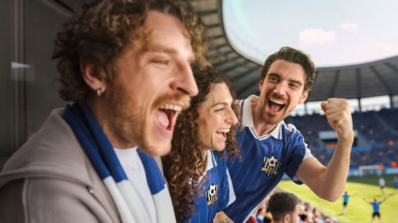 Fußballfans jublen auf einer Tribüne im Stadion | Eurojackpot