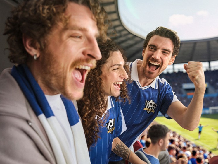Fußballfans jublen auf einer Tribüne im Stadion | Eurojackpot