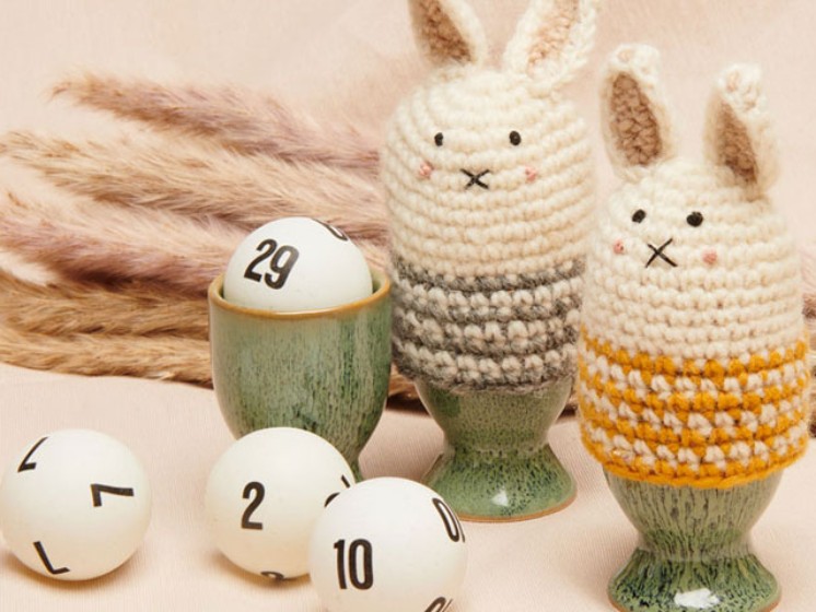 Lottokugeln auf Eierbechern mit Eierwärmern | Lotto-Gewinner Ostern
