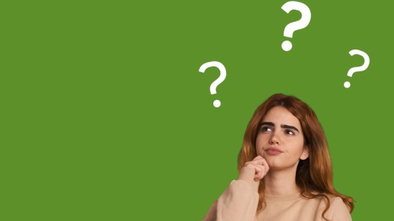 Frau schaut grübelnd nach oben. Über ihr drei Fragezeichen | WestLotto Frage des Monats