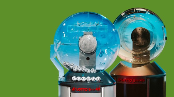 Zwei Lotto-Ziehungsgeräte vor einem grünen Hintergrund | WestLotto