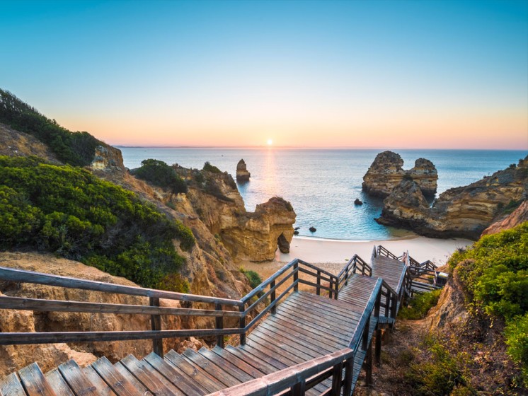 Steile Treppe führt nach unten an Algarve-Strand | Eurojackpot-Gewinnspiel Traumreise Portugal